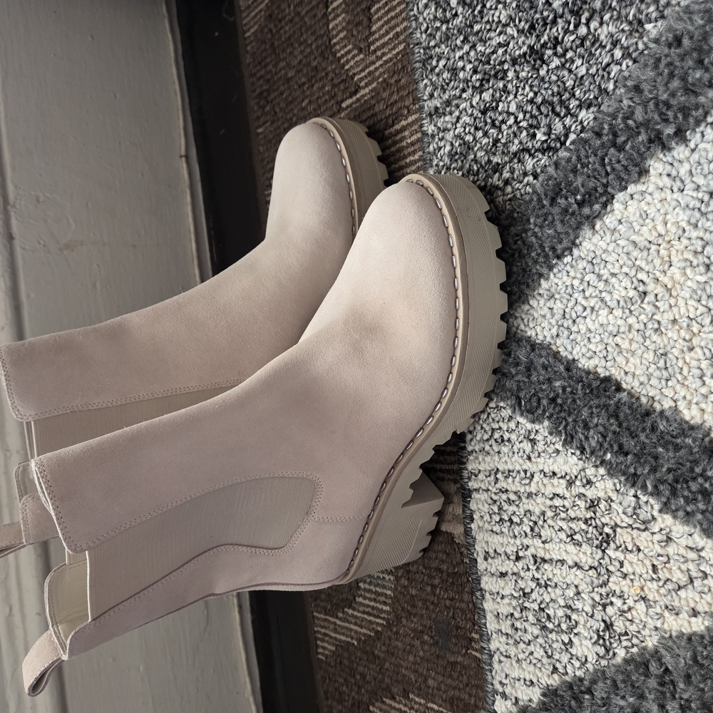 Vince Camuto Sz 9 Women's Cream Chelsea Boots